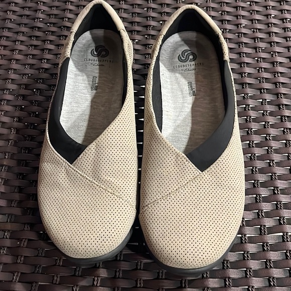 Clarks cloudsteppers flat Round toe tan slip on women size 10 - Picture 1 of 11